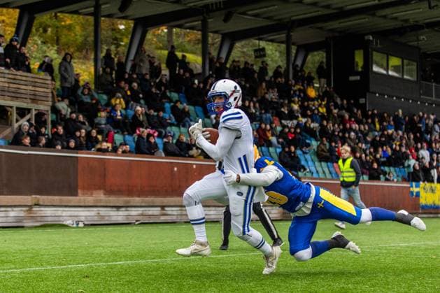 231028 Simone Boni of Italy makes a touch down while competing with Waraphon Prasopsin of Sweden during the IFAF European Championship, EM, Europameisterschaft Bronze Medal Game between Sweden and Italy on October 28, 2023 in Gothenburg. Photo: Michael Erichsen BILDBYRAN COP 89 MI0562 american football sweden - italy ifaf european championship bronze medal game bbeng sweden sverige italy italia italien Copyright: MICHAELxERICHSEN BB231028MI020