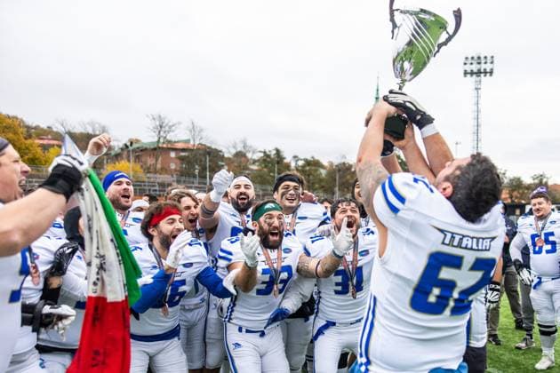 Sport Themen der Woche KW43 Sport Bilder des Tages 231028 Michael Gentili and Lorenzo Gioco see Stefano Chiappini of Italy celebrate with the trophy after the IFAF European Championship, EM, Europameisterschaft Bronze Medal Game between Sweden and Italy on October 28, 2023 in Gothenburg. Photo: Michael Erichsen BILDBYRAN COP 89 MI0562 american football sweden - italy ifaf european championship bronze medal game bbeng sweden sverige italy italia italien jubel *** 231028 Michael Gentili and Lorenzo Gioco see Stefano Chiappini of Italy celebrate with the trophy after the IFAF European Championship Bronze Medal Game between Sweden and Italy on October 28, 2023 in Gothenburg Photo Michael Erichsen BILDBYRAN COP 89 MI0562 american football sweden italy ifaf european championship bronze medal game bbeng sweden sverige italy italia italien jubel  Copyright: MICHAELxERICHSEN BB231028MI025