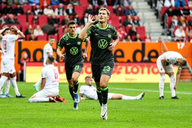 Bilder des Jahres 2023, Sport 10 Oktober Sport Themen der Woche KW43 Sport Bilder des Tages Tor fuer Wolfsburg, Ausgleich 1:1 durch Jonas Wind (VFL Wolfsburg, 23), Torjubel bei den Fans. Jonas rennt zu den Fans GER, FC Augsburg vs. VfL Wolfsburg, 1.Bundesliga Fussball, 9. Spieltag, Saison 2023 2024, 28.10.2023 DFB DFL REGULATIONS PROHIBIT ANY USE OF PHOTOGRAPHS AS IMAGE SEQUENCES AND OR QUASI-VIDEO FC Augsburg vs. VfL Wolfsburg, 1.Bundesliga Fussball, 9.Spieltag, 28.10.2023 Augsburg *** Goal for Wolfsburg, equalizer 1 1 by Jonas Wind VFL Wolfsburg, 23 , goal celebration by the fans Jonas runs to the fans GER, FC Augsburg vs VfL Wolfsburg, 1 Bundesliga Football, Matchday 9, Season 2023 2024, 28 10 2023 DFB DFL REGULATES PROHIBIT ANY USE OF PHOTOGRAPHS AS IMAGE SEQUENCES AND OR QUASI VIDEO FC Augsburg vs VfL Wolfsburg, 1 Bundesliga Football, Matchday 9, 28 10 2023 Augsburg. Copyright: xEibner-Pressefoto RogerxBuerkex EP_RBE