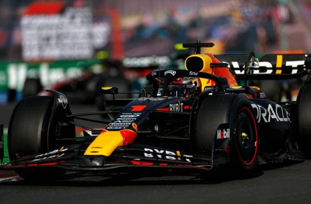 01 VERSTAPPEN Max (nld), Red Bull Racing RB19, action during the 2023 Formula 1 Grand Premio de la Ciudad de Mexico, 19th round of the 2023 Formula One World Championship, WM, Weltmeisterschaft from October 27 to 29, 2023 on the Autodromo Hermanos Rodriguez, in Mexico City, Mexico - F1 - MEXICO CITY GRAND PRIX 2023 DPPI Panoramic  00123042_F12023GP20MEX_JK219152
