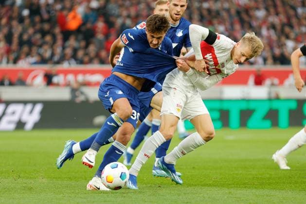 Sport Themen der Woche KW43 Sport Bilder des Tages Stuttgart, Fußball Bundesliga, Saison 2023 2024, VfB Stuttgart vs. TSG 1899 Hoffenheim , v.l. Tom Bischof (Hoffenheim) Chris Führich (VfB) Gemäß den Vorgaben der DFL Deutsche Fußball Liga ist es untersagt, in dem Stadion und oder vom Spiel angefertigte Fotoaufnahmen in Form von Sequenzbildern und oder videoähnlichen Fotostrecken zu verwerten bzw. verwerten zu lassen. *** Stuttgart, Fußball Bundesliga, Saison 2023 2024, VfB Stuttgart vs TSG 1899 Hoffenheim , f l Tom Bischof Hoffenheim Chris Führich VfB In accordance with the regulations of the DFL Deutsche Fußball Liga, it is prohibited to exploit or have exploited photographs taken in the stadium and or of the match in the form of sequential pictures and or video-like photo spreads