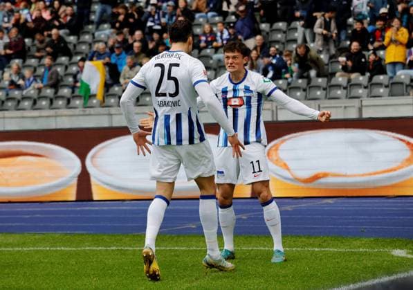 Sport Themen der Woche KW43 Sport Bilder des Tages Deutschland, Berlin, Olympiastadion, Fussball, Herren, Saison 2023 2024, 2. Bundesliga (11. Spieltag), Hertha BSC - SC Paderborn, Foto: Haris Tabakovic, Fabian Reese, Hertha BSC *** Germany, Berlin, Olympiastadion, football, men, season 2023 2024, 2 Bundesliga 11 matchday , Hertha BSC SC Paderborn, photo Haris Tabakovic, Fabian Reese, Hertha BSC
