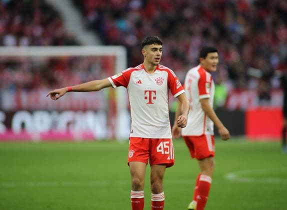 München, Deutschland 28. Oktober 2023: Fussball, Herren, Bundesliga, Saison 2023 2024, FC Bayern München - SV Darmstadt 98, Allianz Arena Aleksandar Pavlovic (FC Bayern München) hebt den rechten Arm, ausstrecken, zeigen, deuten DFB regulations prohibit any use of photographs as image sequences and or quasi-video