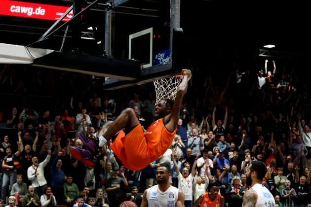 Sport Themen der Woche KW43 Sport Bilder des Tages 28.10.2023, easyCredit Basketball Bundesliga, BBL, Saison 2023 2024, Herren, Chemnitz Niners - Syntainics MBC, Copyright. Alexander Trienitz Jeff Garrett (Niners Chemnitz, No 2) beim Dunk Chemnitz Messe Chemnitz Sachsen Germany *** 28 10 2023, easyCredit Basketball Bundesliga, BBL, season 2023 2024, men, Chemnitz Niners Syntainics MBC, Copyright Alexander Trienitz Jeff Garrett Niners Chemnitz, No 2 at the Dunk Chemnitz Fair Chemnitz Saxony Germany