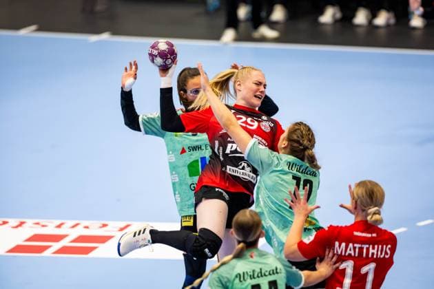 Sport Themen der Woche KW43 Sport Bilder des Tages 28.10.2023, GER, Handball, Frauen, Saison 2022 2023, 1.BL, Thüringer HC - SV Union Halle-Neustadt Edita Nukovic (SV Union Halle-Neustadt) Johanna Reichert (Thueringer HC) Ilona Kieffer (SV Union Halle-Neustadt) Bad Langensalza Salza Halle Thüringen Deutschland *** 28 10 2023, GER, handball, women, season 2022 2023, 1 BL, Thüringer HC SV Union Halle Neustadt Edita Nukovic SV Union Halle Neustadt Johanna Reichert Thueringer HC Ilona Kieffer SV Union Halle Neustadt Bad Langensalza Salza Halle Thuringia Germany