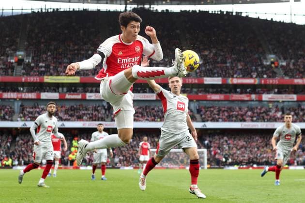 Bilder des Jahres 2023, Sport 10 Oktober Sport Themen der Woche KW43 Sport Bilder des Tages Arsenal v Sheffield United 28 October 2023 London, Premier League, Arsenal v Sheffield United - Takehiro Tomiyasu of Arsenal leaps to volley the ball. (Photo by Mark Leech). London UK *** Arsenal gegen Sheffield United 28. Oktober 2023 London, Premier League, Arsenal gegen Sheffield United Takehiro Tomiyasu von Arsenal springt zum Volleyschuss Foto von Mark Leech London UK  Copyright: xMarkxLeechxOffside