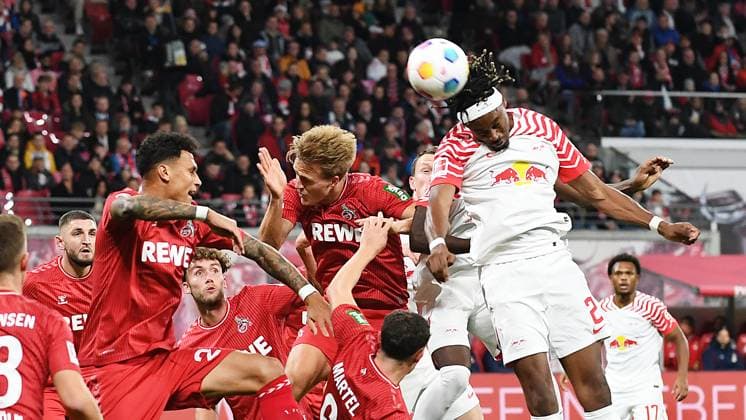 Sport Themen der Woche KW43 Sport Bilder des Tages Fußball 1. Bundesliga, Saison 2023 2024, 9. Spieltag RB Leipzig vs. 1. FC Köln (28.10.2023) Kopfball Mohamed Simakan (Innenverteidiger RB Leipzig, Rueckennummer 2, 2) (re.) gegen Davie Selke (Mittelstürmer Köln, Rückennummer 27) und Timo Hübers (Innenverteidiger Köln, Rückennummer 4) beim Spiel RB Leipzig gegen 1. FC Köln (28.10.2023) Leipzig Sachsen Deutschland Red Bull Arena *** Soccer 1 Bundesliga, season 2023 2024, matchday 9 RB Leipzig vs 1 FC Köln 28 10 2023 header Mohamed Simakan center back RB Leipzig, back number 2, 2 re against Davie Selke center forward Köln, back number 27 and Timo Hübers center back Köln, back number 4 during the match RB Leipzig vs 1 FC Köln 28 10 2023 Leipzig Saxony Germany Red Bull Arena