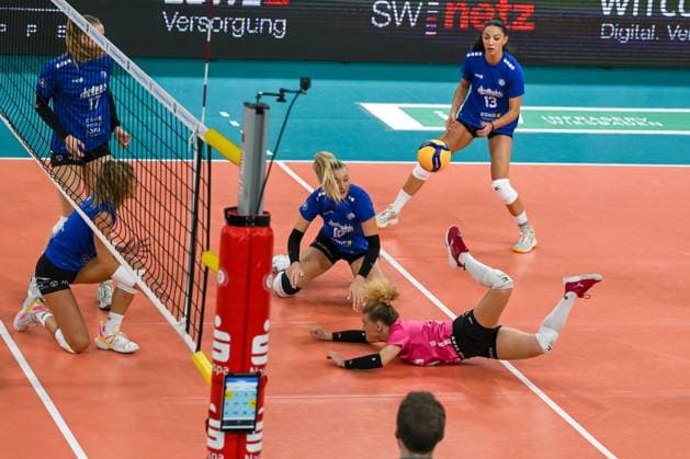 28.10.2023, GER, Volleyball, 1. Bundesliga Frauen 2023 2024, VC Wiesbaden - SSC Palmberg Schwerin Libera Rene Sain (pinkes Trikot, Wiesbaden) macht sich lang um den Ball noch zu spielen. Wiesbaden Sporthalle am Platz der Deutsche Hessen Deutschland