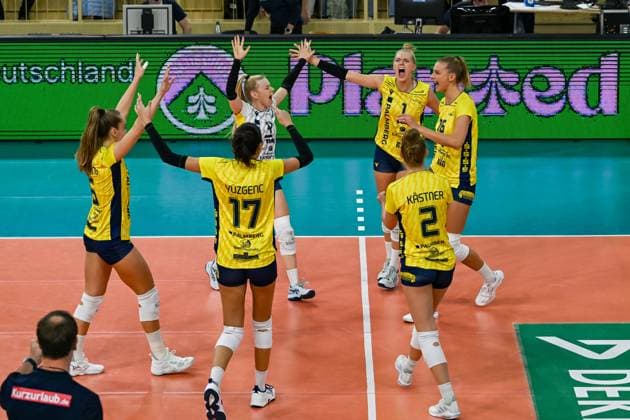 28.10.2023, GER, Volleyball, 1. Bundesliga Frauen 2023 2024, VC Wiesbaden - SSC Palmberg Schwerin Außenangreiferin Nova Marring (6 Schwerin), Libera Anna Pogany (4 Schwerin), Außenangreiferin Linda Bock (1 Schwerin), Mittelblockerin Indy Baijens (16 Schwerin), Zuspielerin Pia Kästner (2 Schwerin) und Diagonalspielerin Tutku Burcu Yüzgenc (17 Schwerin) bejubeln energisch einen Punkt. Wiesbaden Sporthalle am Platz der Deutsche Hessen Deutschland