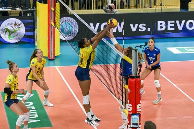 28.10.2023, GER, Volleyball, 1. Bundesliga Frauen 2023 2024, VC Wiesbaden - SSC Palmberg Schwerin Mittelblockerin Jazmine White (14 Schwerin) und Außenangreiferin Jaidyn Blanchfield (2 Wiesbaden) kämpfen am Netz um den Ball. Wiesbaden Sporthalle am Platz der Deutsche Hessen Deutschland
