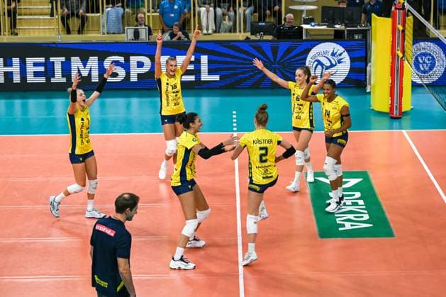 28.10.2023, GER, Volleyball, 1. Bundesliga Frauen 2023 2024, VC Wiesbaden - SSC Palmberg Schwerin Außenangreiferin Linda Bock (1 Schwerin), Mittelblockerin Indy Baijens (16 Schwerin), Außenangreiferin Nova Marring (6 Schwerin), Mittelblockerin Jazmine White (14 Schwerin), Zuspielerin Pia Kästner (2 Schwerin) und Diagonalspielerin Tutku Burcu Yüzgenc (17 Schwerin) bejubeln energisch einen Punkt. Wiesbaden Sporthalle am Platz der Deutsche Hessen Deutschland