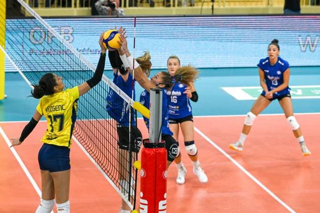 28.10.2023, GER, Volleyball, 1. Bundesliga Frauen 2023 2024, VC Wiesbaden - SSC Palmberg Schwerin Diagonalspielerin Tutku Burcu Yüzgenc (17 Schwerin) und Außenangreiferin Jaidyn Blanchfield (2 Wiesbaden) versuchen beide den Ball zu spielen. Wiesbaden Sporthalle am Platz der Deutsche Hessen Deutschland