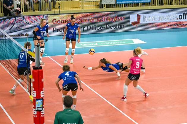 28.10.2023, GER, Volleyball, 1. Bundesliga Frauen 2023 2024, VC Wiesbaden - SSC Palmberg Schwerin Außenangreiferin Jaidyn Blanchfield (2 Wiesbaden) springt und macht sich lang um den Ball zu spielen. Wiesbaden Sporthalle am Platz der Deutsche Hessen Deutschland