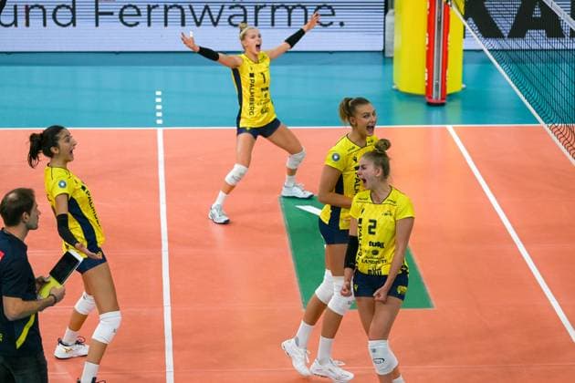 28.10.2023, GER, Volleyball, 1. Bundesliga Frauen 2023 2024, VC Wiesbaden - SSC Palmberg Schwerin Diagonalspielerin Tutku Burcu Yüzgenc (17 Schwerin), Außenangreiferin Linda Bock (1 Schwerin), Mittelblockerin Indy Baijens (16 Schwerin) und Zuspielerin Pia Kästner (2 Schwerin) bejubeln einen Punkt. Wiesbaden Sporthalle am Platz der Deutsche Hessen Deutschland