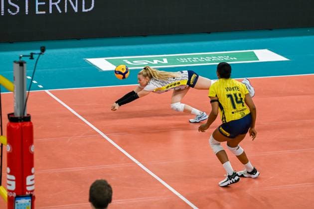 28.10.2023, GER, Volleyball, 1. Bundesliga Frauen 2023 2024, VC Wiesbaden - SSC Palmberg Schwerin Libera Anna Pogany (4 Schwerin) spielt den Ball im Sprung. Wiesbaden Sporthalle am Platz der Deutsche Hessen Deutschland