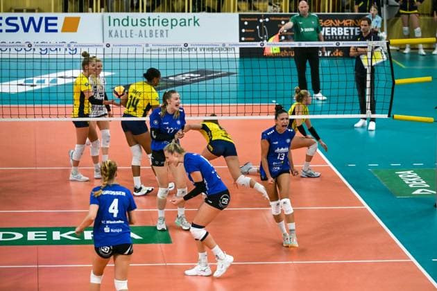 28.10.2023, GER, Volleyball, 1. Bundesliga Frauen 2023 2024, VC Wiesbaden - SSC Palmberg Schwerin Diagonalspielerin Izabella Rapacz (16 Wiesbaden),Mittelblockerin Rachel Anderson (17 Wiesbaden) und Zuspielerin Milana Bozic (13 Wiesbaden) bejubeln energisch einen Punkt. Wiesbaden Sporthalle am Platz der Deutsche Hessen Deutschland