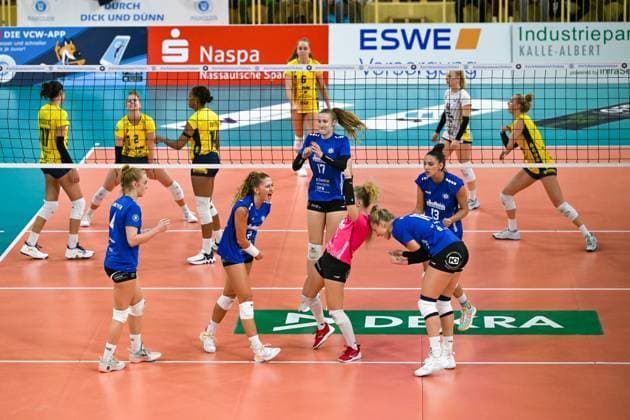 28.10.2023, GER, Volleyball, 1. Bundesliga Frauen 2023 2024, VC Wiesbaden - SSC Palmberg Schwerin Die Spielerinnen von Wiesbaden bejubeln einen Punkt. Wiesbaden Sporthalle am Platz der Deutsche Hessen Deutschland