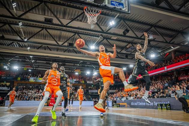 Sport Themen der Woche KW43 Sport Bilder des Tages 1. Basketball Bundesliga, easyCredit BBL, Saison 2023 2024, Herren, Hauptrunde, 5. Spieltag, 28.10.2023, RASTA Vechta - Basketball Löwen Braunschweig Joel Aminu ( 21 - RASTA Vechta) beim Korbleger Vechta RASTA Dome Niedersachsen Deutschland *** 1 Basketball Bundesliga, easyCredit BBL, season 2023 2024, men, main round, 5 matchday, 28 10 2023, RASTA Vechta Basketball Löwen Braunschweig Joel Aminu 21 RASTA Vechta at the basket Vechta RASTA Dome Lower Saxony Germany