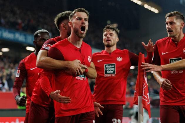 Sport Themen der Woche KW43 Sport Bilder des Tages Boris Tomiak (1.FC Kaiserslautern) bejubelt den Treffer zum 1:1 mit Nikola Soldo (1.FC Kaiserslautern), Jan Elvedi (1.FC Kaiserslautern) und Kevin Kraus (1.FC Kaiserslautern), 1. FC Kaiserslautern vs Hamburger SV, Fussball, 2. Bundesliga, Saison 2023 2024, 28.10.2023 1. FC Kaiserslautern vs Hamburger SV, Fussball, 2. Bundesliga, Saison 2023 2024, 28.10.2023 *** Boris Tomiak 1 FC Kaiserslautern celebrates the goal to 1 1 with Nikola Soldo 1 FC Kaiserslautern , Jan Elvedi 1 FC Kaiserslautern and Kevin Kraus 1 FC Kaiserslautern , 1 FC Kaiserslautern vs Hamburger SV, Football, 2 Bundesliga, Season 2023 2024, 28 10 2023 1 FC Kaiserslautern vs Hamburger SV, Football, 2 Bundesliga, Season 2023 2024, 28 10 2023 Copyright: xEibner-Pressefoto AlexanderxNeisx EP_ANS