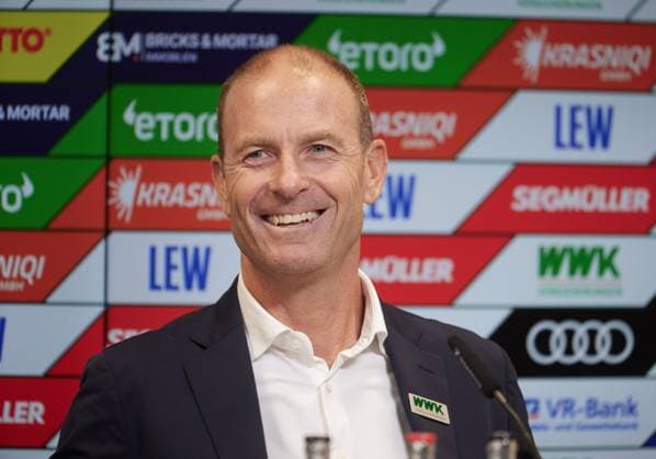 Jess Thorup (Trainer FC Augsburg) gut gelaunt bei der Pressekonferenz; FC Augsburg vs. VfL Wolfsburg, 9. Spieltag, WWK-Arena Augsburg; DFL REGULATIONS PROHIBIT ANY USE OF PHOTOGRAPHS AS IMAGE SEQUENCES AND OR QUASI-VIDEO.