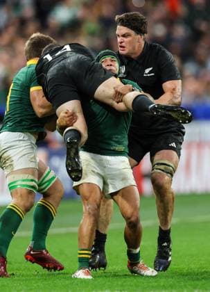 Sport Themen der Woche KW43 Sport Bilder des Tages 2023 Rugby World Cup Final, Stade de France, Paris, France 28 10 2023 New Zealand vs South Africa South Africa™s Cheslin Kolbe tackles Will Jordan of New Zealand Cheslin Kolbe tackles Will Jordan 28 10 2023  Copyright: x INPHO JamesxCrombiex 032A6939