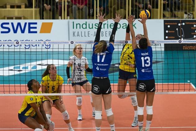 28.10.2023, GER, Volleyball, 1. Bundesliga Frauen 2023 2024, VC Wiesbaden - SSC Palmberg Schwerin Zuspielerin Milana Bozic (13 Wiesbaden) blockt den Schlag von Wiesbaden Sporthalle am Platz der Deutsche Hessen Deutschland