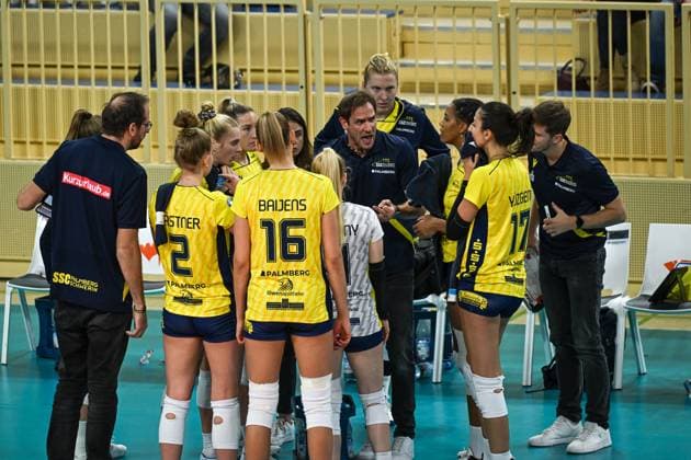 28.10.2023, GER, Volleyball, 1. Bundesliga Frauen 2023 2024, VC Wiesbaden - SSC Palmberg Schwerin Schwerins Chef-Trainer Felix Koslowski hält während einer Auszeit seinem Team eine Ansprache. Wiesbaden Sporthalle am Platz der Deutsche Hessen Deutschland