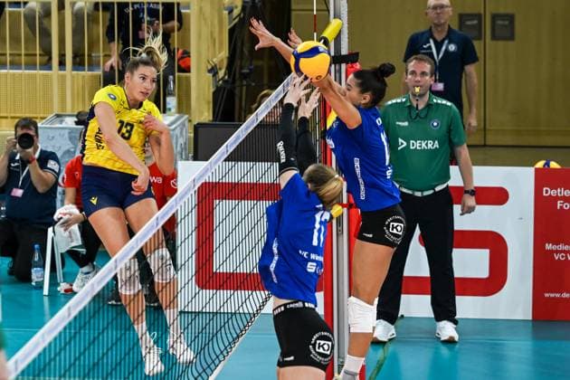 28.10.2023, GER, Volleyball, 1. Bundesliga Frauen 2023 2024, VC Wiesbaden - SSC Palmberg Schwerin Außenangreiferin Laura Emonts (13 Schwerin) schlägt den Ball durch den Wiesbadener Block. Wiesbaden Sporthalle am Platz der Deutsche Hessen Deutschland