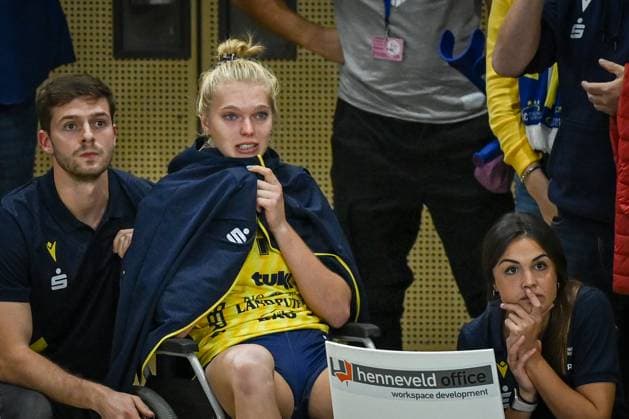 28.10.2023, GER, Volleyball, 1. Bundesliga Frauen 2023 2024, VC Wiesbaden - SSC Palmberg Schwerin Die verletzte Linda Bock (1 Schwerin) fiebert mit Tränen in den Augen mit Co-Trainer Paul Sens und Physiotherapeutin Marta Gutierrez Perez von außen mit. Wiesbaden Sporthalle am Platz der Deutsche Hessen Deutschland