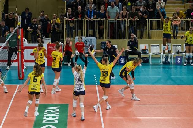 28.10.2023, GER, Volleyball, 1. Bundesliga Frauen 2023 2024, VC Wiesbaden - SSC Palmberg Schwerin Schwerin bejubelt einen wichtigen Punkt im Tie-Break. Wiesbaden Sporthalle am Platz der Deutsche Hessen Deutschland