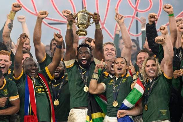 Bilder des Jahres 2023, Sport 10 Oktober 28th October 2023: Saint-Denis, Paris, France: Siya Kolisi (captain) of South Africa lifts the Rugby World Cup Trophy to celebrate winning the final. Rugby World Cup France 2023, New Zealand All Blacks versus South Africa Final match at Stade de France, Saint-Denis, France  ActionPlus12570961 AndrewxCornaga