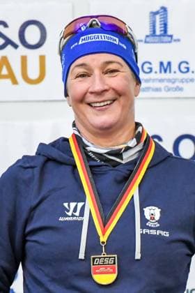 EISSCHNELLLAUF - PECHSTEIN Claudia (EJB) bei der Siegerehrung der Deutschen Meisterschaft Einzelstrecken Eisschnelllauf über 5.000m incl. int. Invitation Race in Inzell am 28.10.2023, Deutschland, Oberbayern, Traunstein Inzell Max-Aicher-Arena Oberbayern Deutschland *** EISSCHNELLLAUF PECHSTEIN Claudia EJB at the award ceremony of the German championship single track speed skating over 5 000m incl int Invitation Race in Inzell on 28 10 2023, Germany, Upper Bavaria, Traunstein Inzell Max Aicher Arena Upper Bavaria Germany