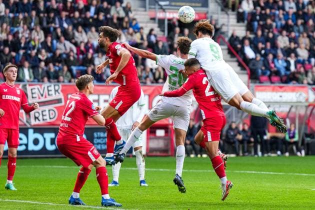 Eredivisie: FC Twente v Feyenoord Enschede - Robin Propper of FC Twente, Mats Wieffer of Feyenoord, Manfred Ugalde of FC Twente, Ayase Ueda of Feyenoord during the match between FC Twente v Feyenoord at De Grolsch Veste on 29 October 2023 in Enschede, Netherlands. Copyright: xYannickxVerhoevenx