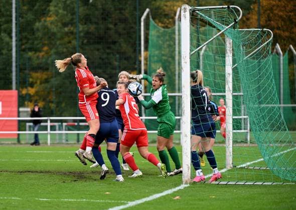 Fussball, Frauen, Regionalliga Nordost, Saison 2023 2024 (9. Spieltag, Heimrecht gedreht), 1. FC Union Berlin - 1. FFC Turbine Potsdam II, v. l. Dina Orschmann (1. Frauen 1. FC Union) erzielt das Tor zum 1:0, Katja Orschmann (1. Frauen 1. FC Union), Torfrau Laura Nadine Droz, 29.10. 2023, Copyright: xMatthiasxKochx