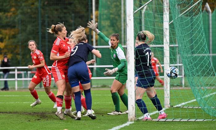 Fussball, Frauen, Regionalliga Nordost, Saison 2023 2024 (9. Spieltag, Heimrecht gedreht), 1. FC Union Berlin - 1. FFC Turbine Potsdam II, Dina Orschmann (1. Frauen 1. FC Union) erzielt das Tor zum 1:0, Emily Lemke, Torfrau Laura Nadine Droz (beide Turbine), 29.10. 2023, Copyright: xMatthiasxKochx
