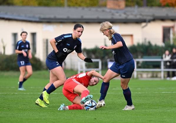 Fussball, Frauen, Regionalliga Nordost, Saison 2023 2024 (9. Spieltag, Heimrecht gedreht), 1. FC Union Berlin - 1. FFC Turbine Potsdam II, v. l. Karin Alexandra Heisen, Lisa Heiseler (1. Frauen 1. FC Union), Marike Aurora Dommasch, 29.10. 2023, Copyright: xMatthiasxKochx