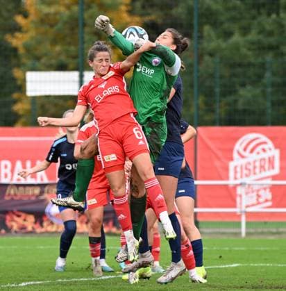 Fussball, Frauen, Regionalliga Nordost, Saison 2023 2024 (9. Spieltag, Heimrecht gedreht), 1. FC Union Berlin - 1. FFC Turbine Potsdam II, v. l. Celine Frank (1. Frauen 1. FC Union), Torfrau Laura Nadine Droz (Turbine), 29.10. 2023, Copyright: xMatthiasxKochx