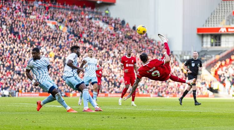 Sport Themen der Woche KW43 Football - FA Premier League - Liverpool FC v Nottingham Forest FC LIVERPOOL, ENGLAND - Sunday, October 29, 2023: Liverpool s Darwin Nunez shoots with an overhead kick during the FA Premier League match between Liverpool FC and Nottingham Forest FC at Anfield. (Photo by David Rawcliffe Propaganda) LIVERPOOL Anfield MERSEYSIDE ENGLAND  Copyright: xDavidxRawcliffex P2023-10-29-Liverpool_Notts_Forest-36