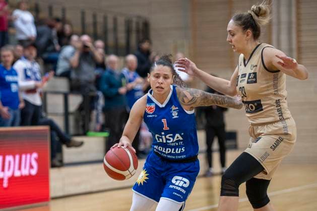 Halle, Deutschland 29. Oktober 2023: 1.BBL - Damen - 2023 2024 - Gisa Lions MBC vs. Inexio Roals Saarlouis v. li. im Zweikampf Sabrina Haines (Halle) und Isabelle Spingola (Saarlouis) SWH.arena Sachsen Anhalt Copyright: xFotostandx xxBallaschx