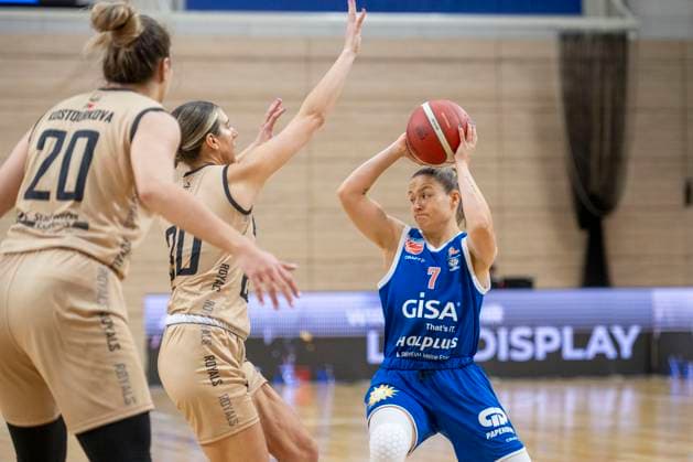 Halle, Deutschland 29. Oktober 2023: 1.BBL - Damen - 2023 2024 - Gisa Lions MBC vs. Inexio Roals Saarlouis v. li. im Zweikampf Maria Kostourkova (Saarlouis) und Sabrina Haines (Halle) SWH.arena Sachsen Anhalt Copyright: xFotostandx xxBallaschx