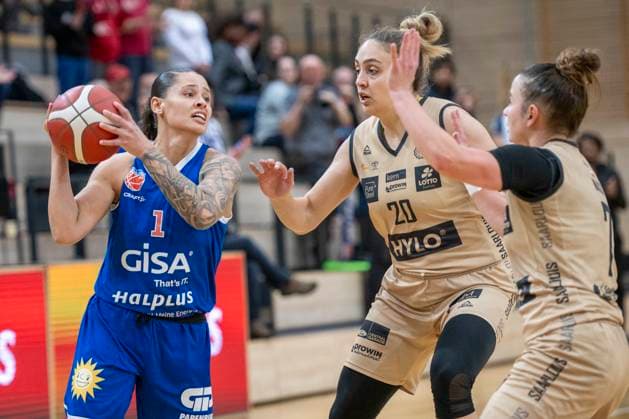 Halle, Deutschland 29. Oktober 2023: 1.BBL - Damen - 2023 2024 - Gisa Lions MBC vs. Inexio Roals Saarlouis v. li. im Zweikampf Sabrina Haines (Halle) und Maria Kostourkova (Saarlouis) SWH.arena Sachsen Anhalt Copyright: xFotostandx xxBallaschx