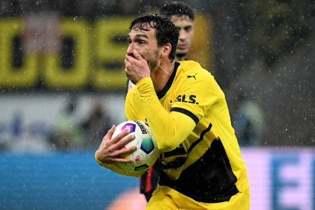 29.10.2023, xjhx, Fussball 1.Bundesliga, Eintracht Frankfurt - Borussia Dortmund emspor, v.l. Mats Hummels (Borussia Dortmund) gestikuliert gibt Anweisungen mit den Armen gestikulieren gives instructions, gesticulate. (DFL DFB REGULATIONS PROHIBIT ANY USE OF PHOTOGRAPHS as IMAGE SEQUENCES and or QUASI-VIDEO) Frankfurt am Main *** 29 10 2023, xjhx, football 1 Bundesliga, Eintracht Frankfurt Borussia Dortmund emspor, v l Mats Hummels Borussia Dortmund gesticulates gives instructions with arms gesticulates gives instructions, gesticulate DFL DFB REGULATES PROHIBIT ANY USE OF PHOTOGRAPHS AS IMAGE SEQUENCES AND OR QUASI VIDEO Frankfurt am Main