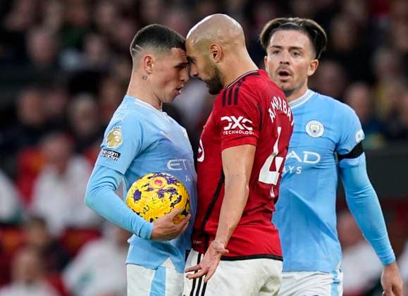 Bilder des Jahres 2023, Sport 10 Oktober Sport Themen der Woche KW43 Sport Bilder des Tages Manchester, England, 29th October 2023. Phil Foden of Manchester City and Sofyan Amrabat of Manchester United, ManU go head to head leading to a yellow card for Amrabat during the Premier League match at Old Trafford, Manchester. Picture credit should read: Andrew Yates Sportimage EDITORIAL USE ONLY. No use with unauthorised audio, video, data, fixture lists, club league logos or live services. Online in-match use limited to 120 images, no video emulation. No use in betting, games or single club league player publications. SPI-2690-0036