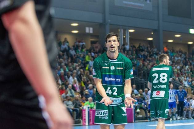 Nemanja Zelenovic (HSG Wetzlar, 42) beschwert sich beim Schiedsrichter GER, HSG Wetzlar gegen TVB Stuttgart, Handball, Bundesliga, 12. Spieltag, Spielzeit 2023 24, 29.10.2023, GER, HSG Wetzlar gegen TVB Stuttgart, Handball, Bundesliga, 12. Spieltag, Spielzeit 2023 24, 29.10.2023, Location: Buderus Arena in Wetzlar Foto: Gerhard Wingender Wetzlar *** Nemanja Zelenovic HSG Wetzlar, 42 complains to referee GER, HSG Wetzlar vs TVB Stuttgart, Handball, Bundesliga, 12 Spieltag, Spielzeit 2023 24, 29 10 2023, GER, HSG Wetzlar vs TVB Stuttgart, Handball, Bundesliga, 12 Spieltag, Spielzeit 2023 24, 29 10 2023, Location Buderus Arena in Wetzlar Foto Gerhard Wingender Wetzlar Copyright: xEibner-Pressefotox xGerhardxWingenderx EP_GWR