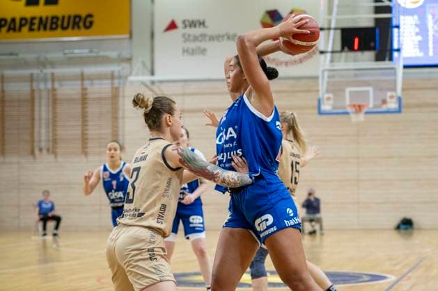 Halle, Deutschland 29. Oktober 2023: 1.BBL - Damen - 2023 2024 - Gisa Lions MBC vs. Inexio Roals Saarlouis v. li. im Zweikampf Sylwia Bujniak (Saarlouis) und Courtney Warley (Halle) SWH.arena Sachsen Anhalt Copyright: xFotostandx xxBallaschx