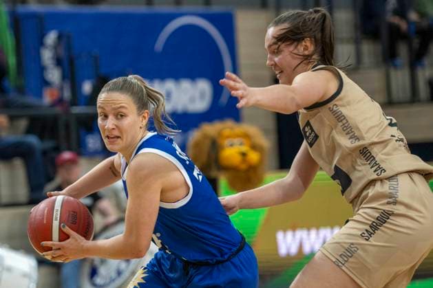 Halle, Deutschland 29. Oktober 2023: 1.BBL - Damen - 2023 2024 - Gisa Lions MBC vs. Inexio Roals Saarlouis v. li. im Zweikampf Laura Schinkel (Halle) und Lilli Frölich Froelich (Saarlouis) SWH.arena Sachsen Anhalt Copyright: xFotostandx xxBallaschx