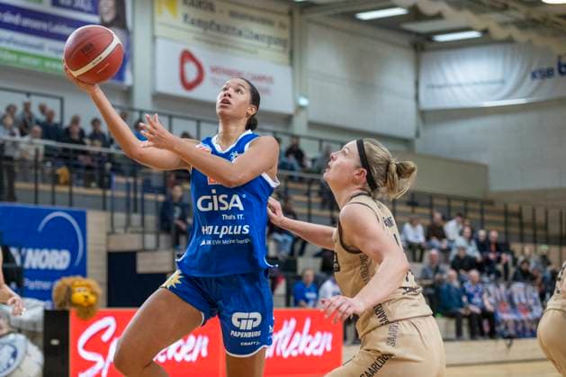 Halle, Deutschland 29. Oktober 2023: 1.BBL - Damen - 2023 2024 - Gisa Lions MBC vs. Inexio Roals Saarlouis v. li. im Zweikampf Courtney Warley (Halle) und Devon Brookshire (Saarlouis) SWH.arena Sachsen Anhalt Copyright: xFotostandx xxBallaschx
