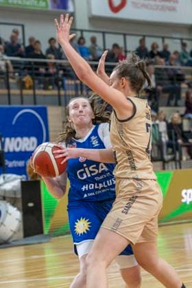 Halle, Deutschland 29. Oktober 2023: 1.BBL - Damen - 2023 2024 - Gisa Lions MBC vs. Inexio Roals Saarlouis v. li. im Zweikampf Tayler Robertson (Halle) und Lilli Frölich Froelich (Saarlouis) SWH.arena Sachsen Anhalt Copyright: xFotostandx xxBallaschx