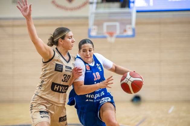 Halle, Deutschland 29. Oktober 2023: 1.BBL - Damen - 2023 2024 - Gisa Lions MBC vs. Inexio Roals Saarlouis v. li. im Zweikampf Isabelle Spingola (Saarlouis) und Anissa Pounds (Halle) SWH.arena Sachsen Anhalt Copyright: xFotostandx xxBallaschx