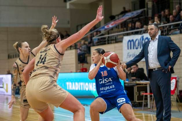 Halle, Deutschland 29. Oktober 2023: 1.BBL - Damen - 2023 2024 - Gisa Lions MBC vs. Inexio Roals Saarlouis v.li.Devon Brookshire (Saarlouis) und Anissa Pounds (Halle) SWH.arena Sachsen Anhalt Copyright: xFotostandx xxBallaschx